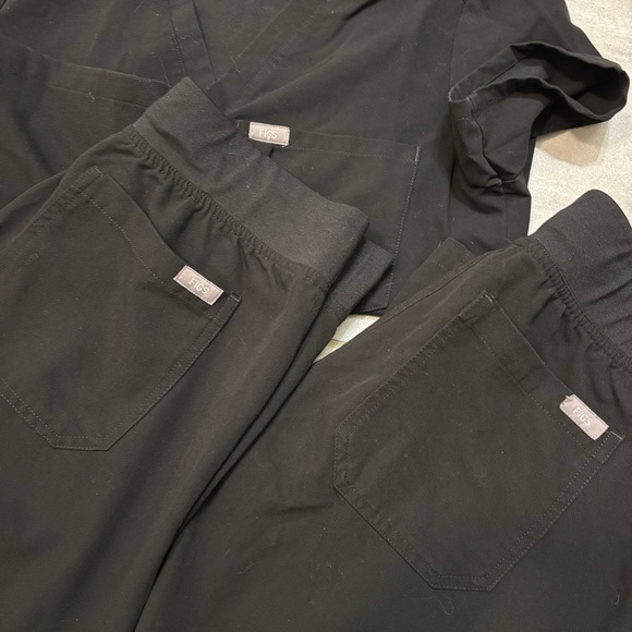 ❌SOLD❌Figs Black Scrub Set (bundle) - Picture 4 of 4